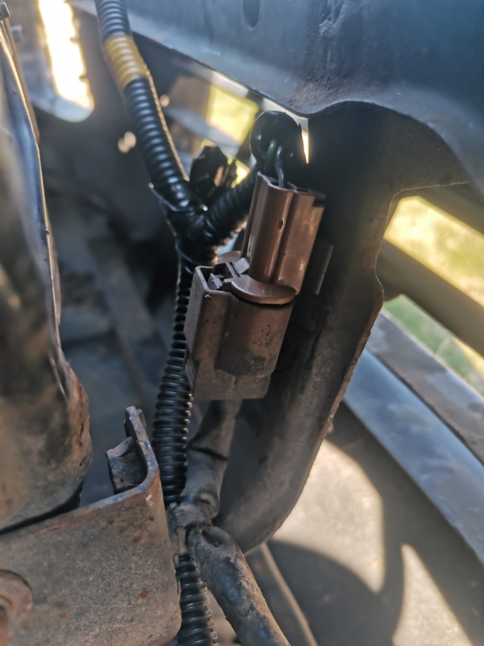 Вставляем в неё коричневую фишку от штатной косы — Mitsubishi Montero Sport (1G)