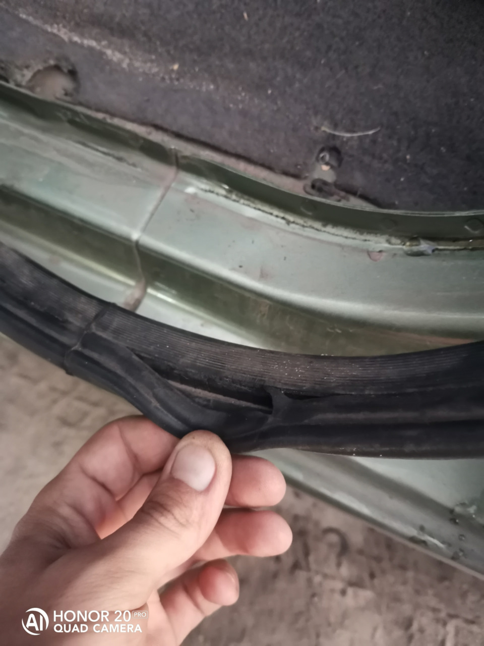 Малость того как они порвались. Где-то намного больше было оторвано — Lada Калина Хэтчбек (1G)