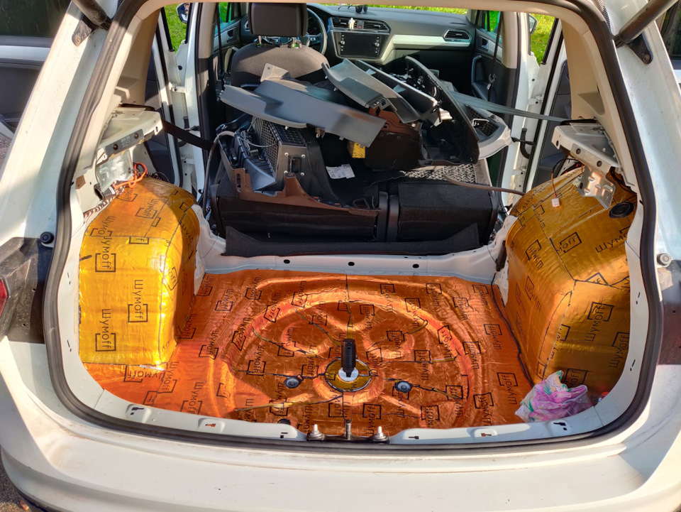 Шумофф М4 полностью с арками — Volkswagen Tiguan (2G)