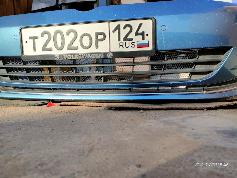Сетка в бампер — Volkswagen Golf Mk7. Запчасти на фото: T2020P
