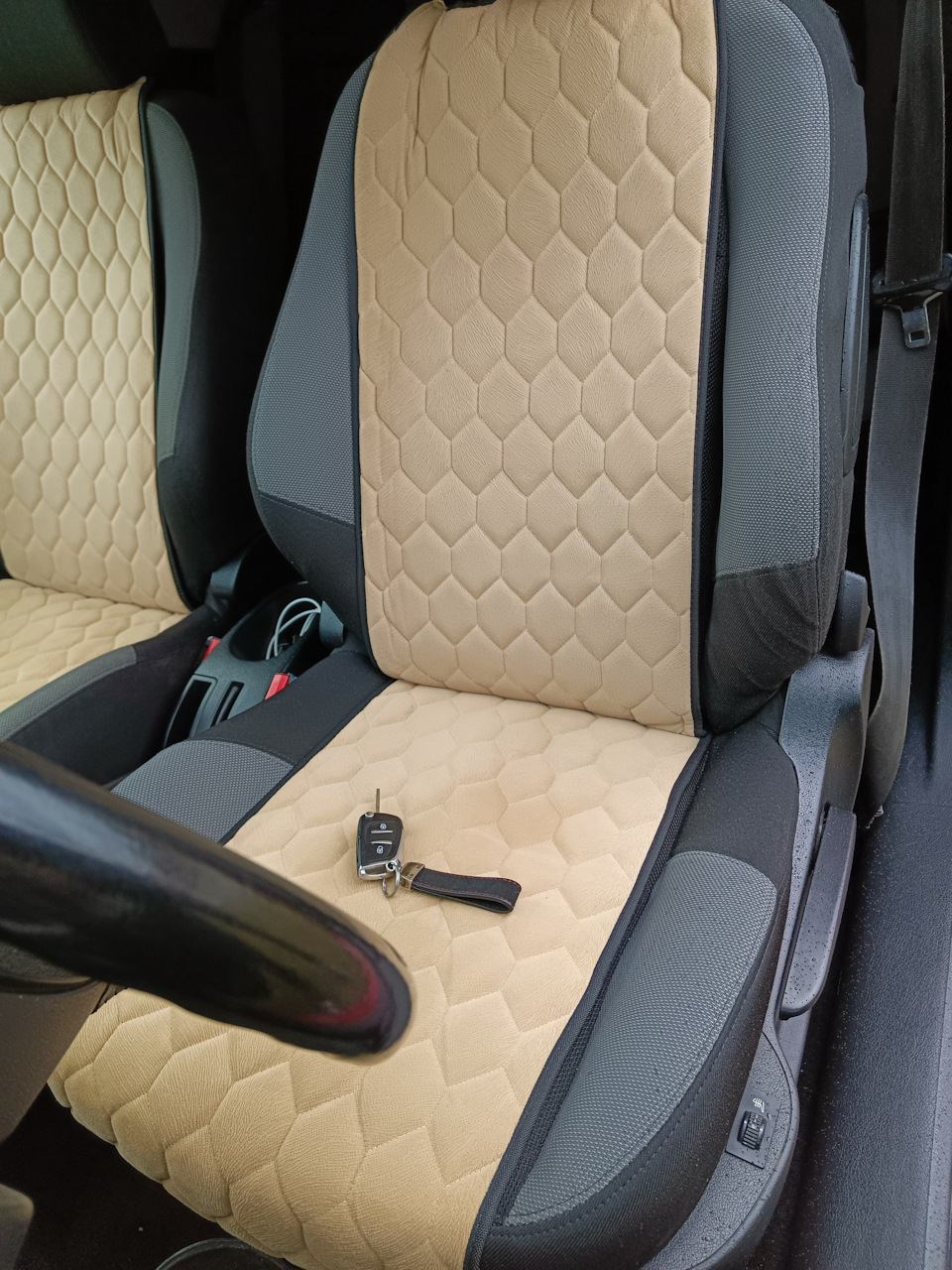 точки на обивке от дождя — Peugeot 207