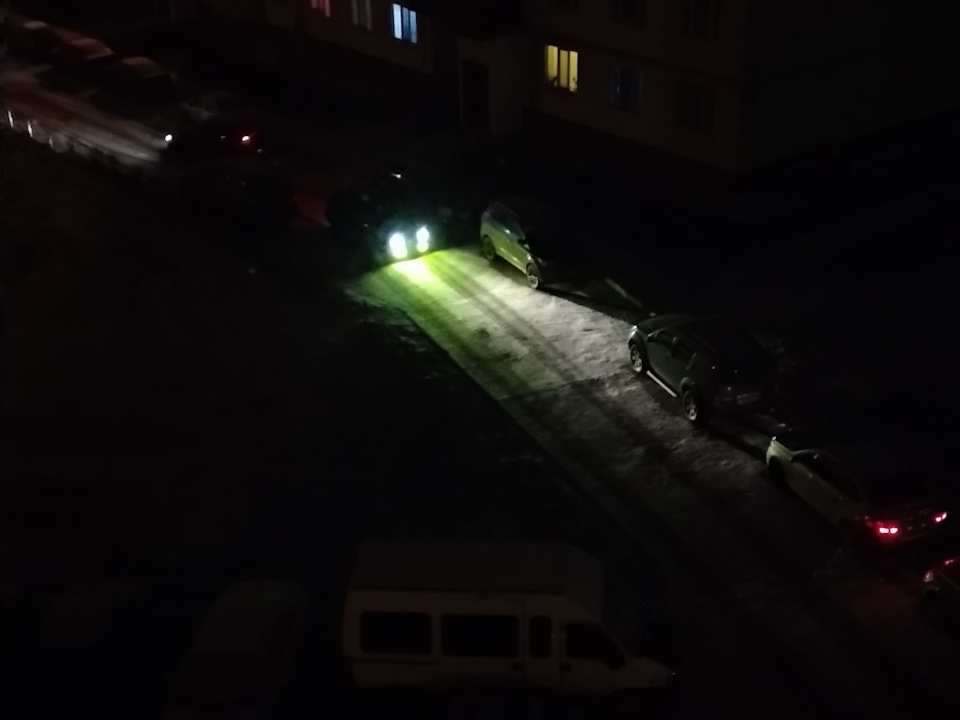 Лимонный ксенон в ПТФ и что то запрещенное в ближнем, слепит меня на пятом этаже, но перед машиной светло метров на 5, не более. — Lada Vesta SW Cross (1G)