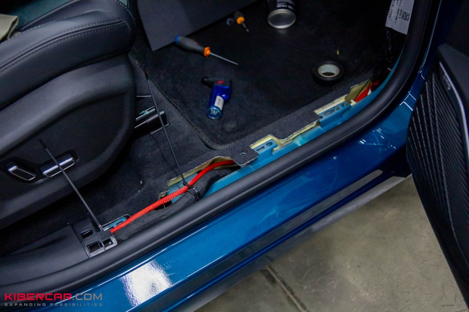 Проводку уложили рядом со штатной — Geely Monjaro