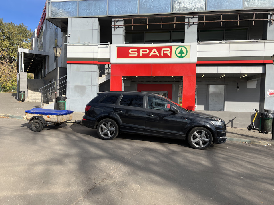Брал у товарища прицеп, его в поворотах почти не видно)) — Audi Q7 (1G)