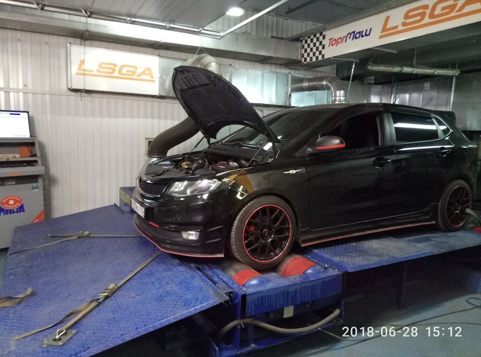 И на стенде катались — KIA Rio 5-door (3G). Запчасти на фото: 20180628