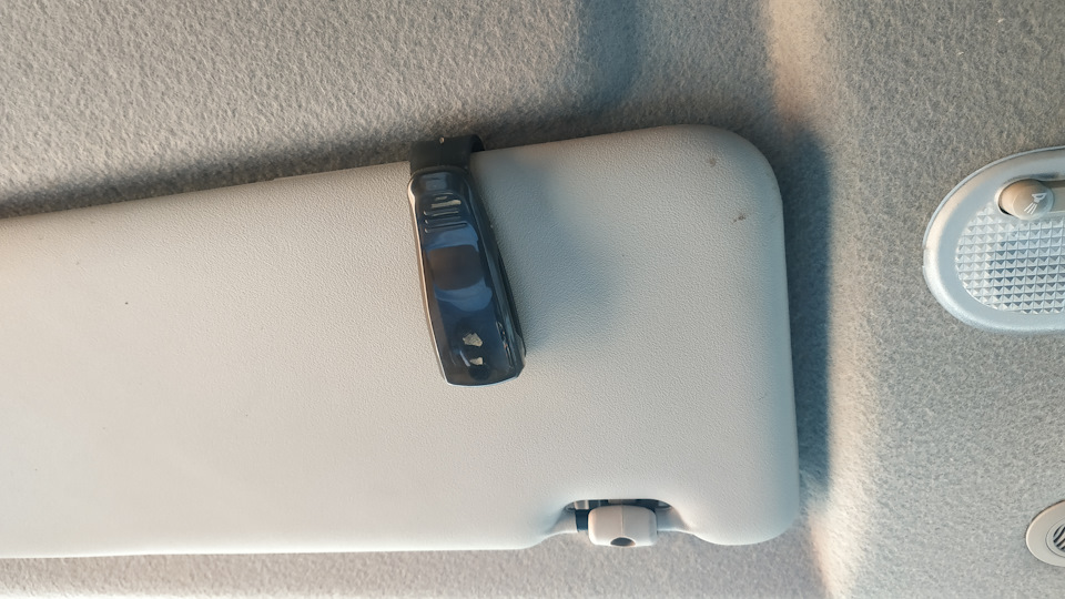 Рабочее положение, козырек поднят. — Renault Logan (2G)