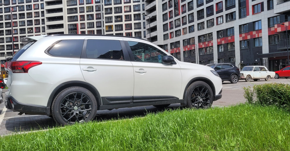 Тыц — Mitsubishi Outlander (3G)