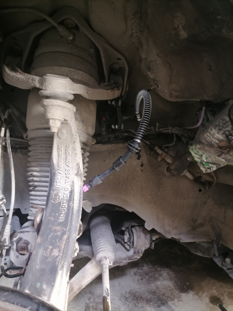 Прикрутил новый шланг. — Volkswagen Touareg (1G)