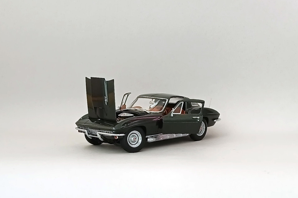 Chevrolet Corvette Stingray C2. Exoto, M1-18, diecast