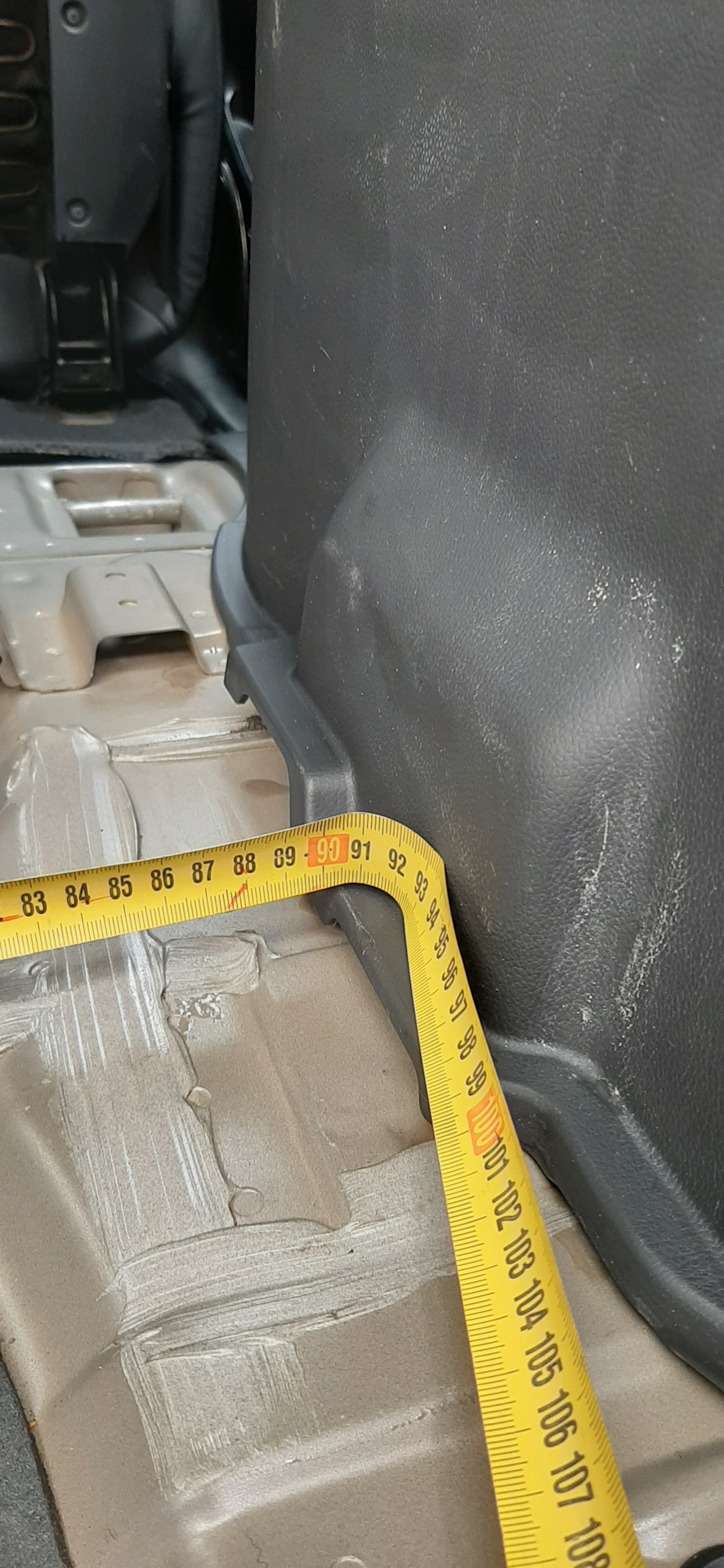 Ширина между арками — Chevrolet Captiva (1G). Запчасти на фото: B18800, 4501Q1, 9019Q1
