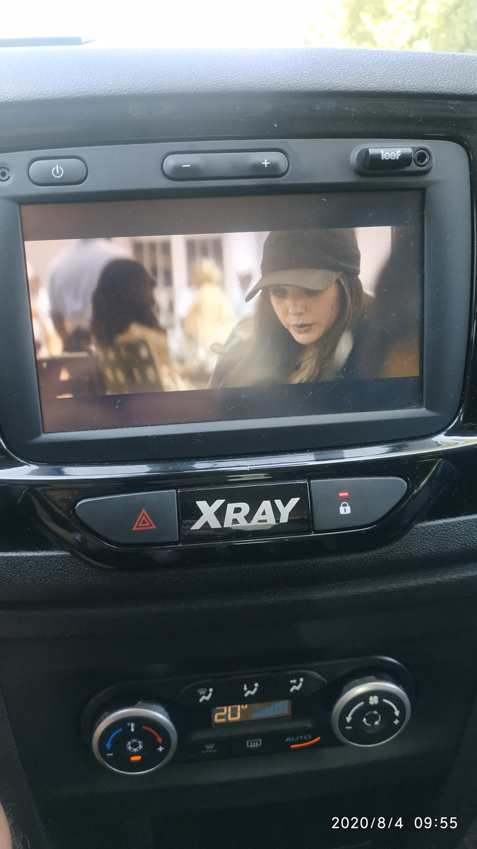 Просто закинул на флешку первое, что попалось под руку — Lada XRAY