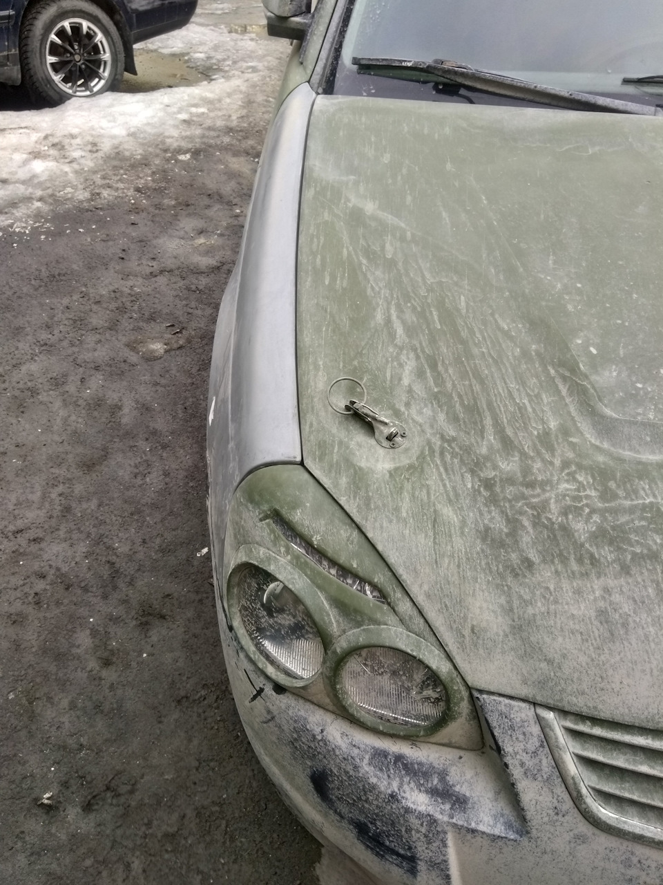 справа — Lada Приора седан