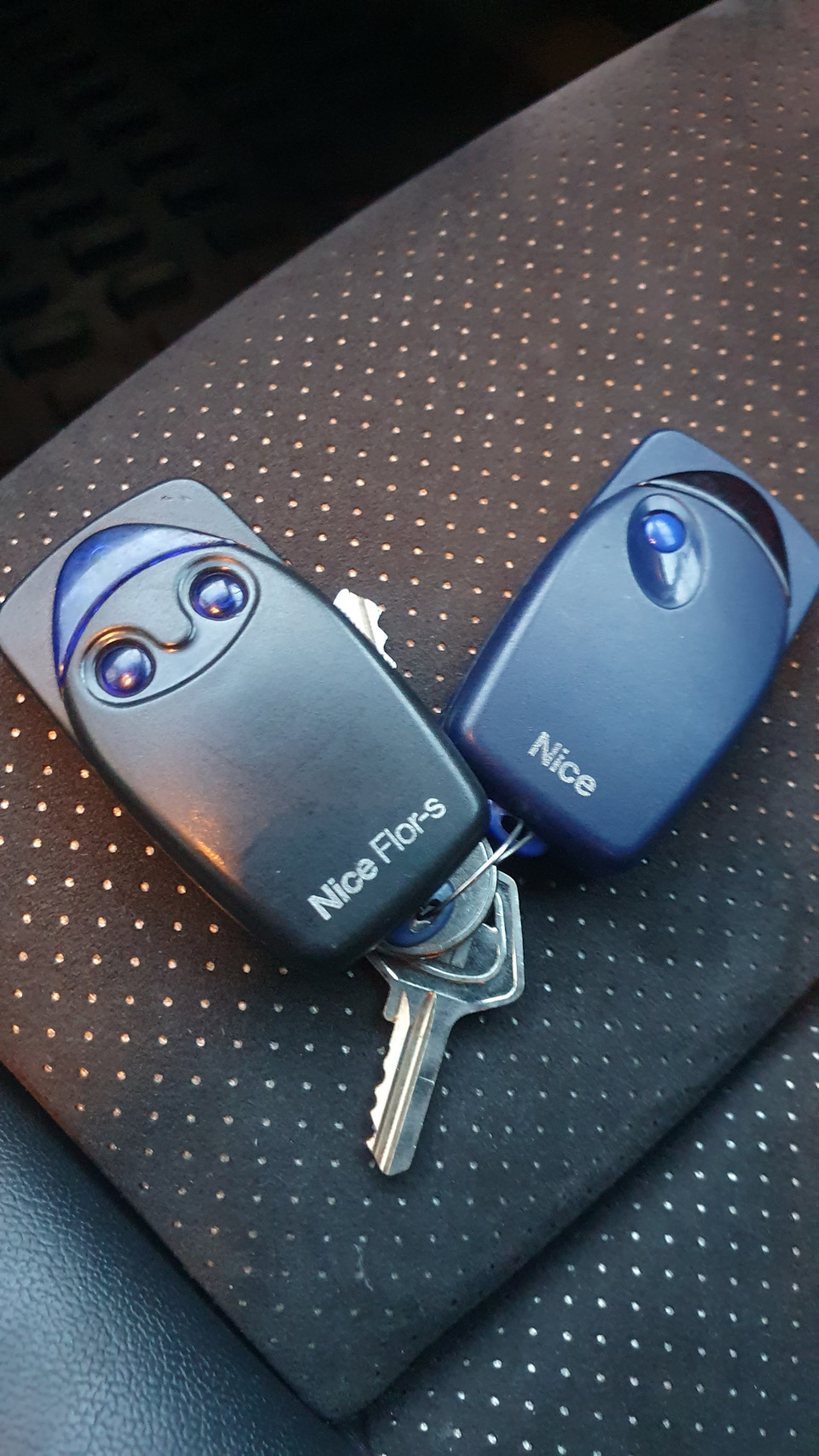 Пульт с одной кнопкой работает, с динамическим кодом(2 кнопки) — нет. — Audi Q5 (1G)