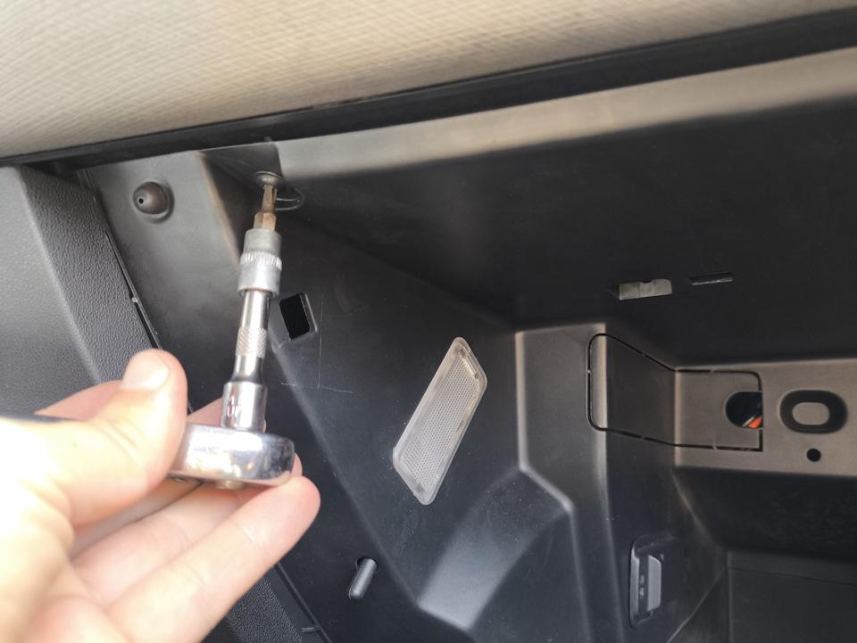 Откручиваем 3 самореза в самом бардачке. Раз — Citroen Grand C4 Picasso (2G)