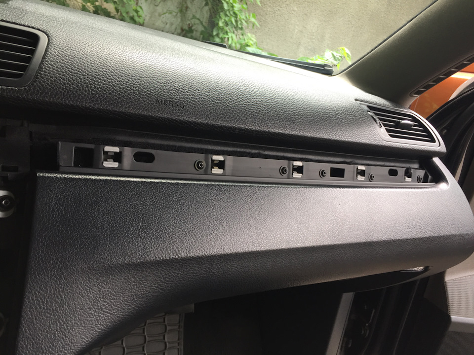 Далее сделать отверстие под саморезы в накладке и прикрутить к торпеде. — Volkswagen Passat B6