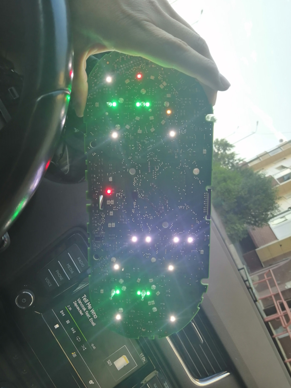 Припаял новые зелёные светики, проверил. — Skoda Octavia Combi A7 Mk3