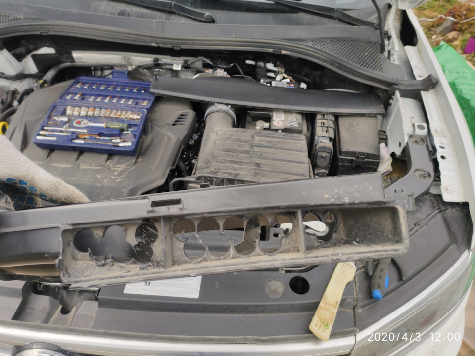 Рассверливаем второе окно под впуск — Volkswagen Tiguan (2G)