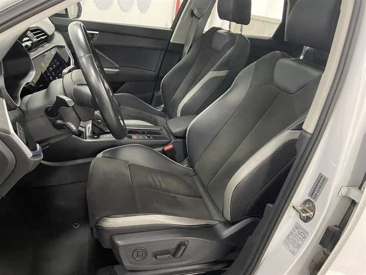 Фото в бортжурнале Audi Q3 (2G)