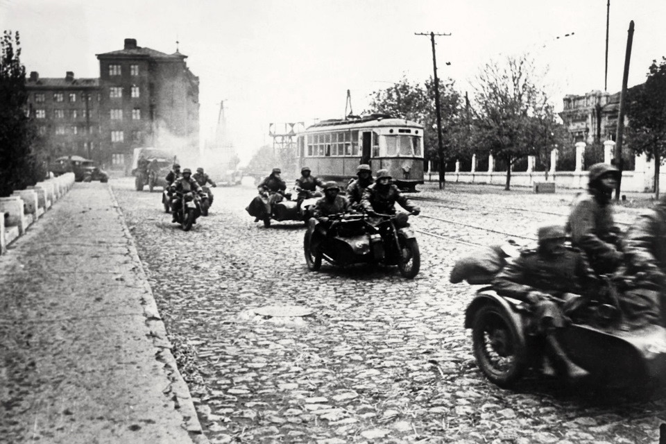 Немецкие мотоциклисты на улицах Жданова (Мариуполь), 1941г. — ГАЗ Соболь 4х4
