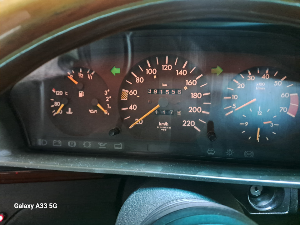 Было жёлтым . Надоело . Не нравится . — Mercedes-Benz E-Class (W124)