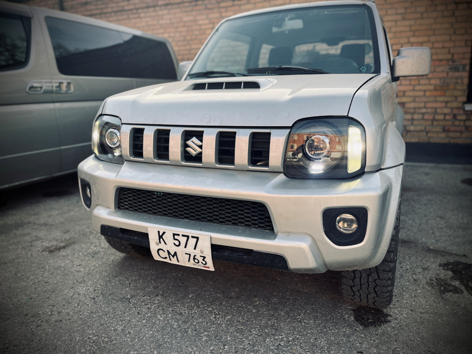 Внешний вид автомобиля со светодиодными фарами с билинзами — Suzuki Jimny (1G)