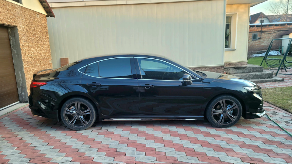 Toyota Camry «Black View»