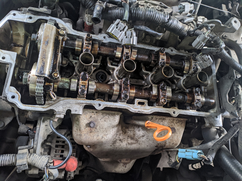 Под клапанной крышкой как-то так 280к пробега — Nissan Almera II (N16)