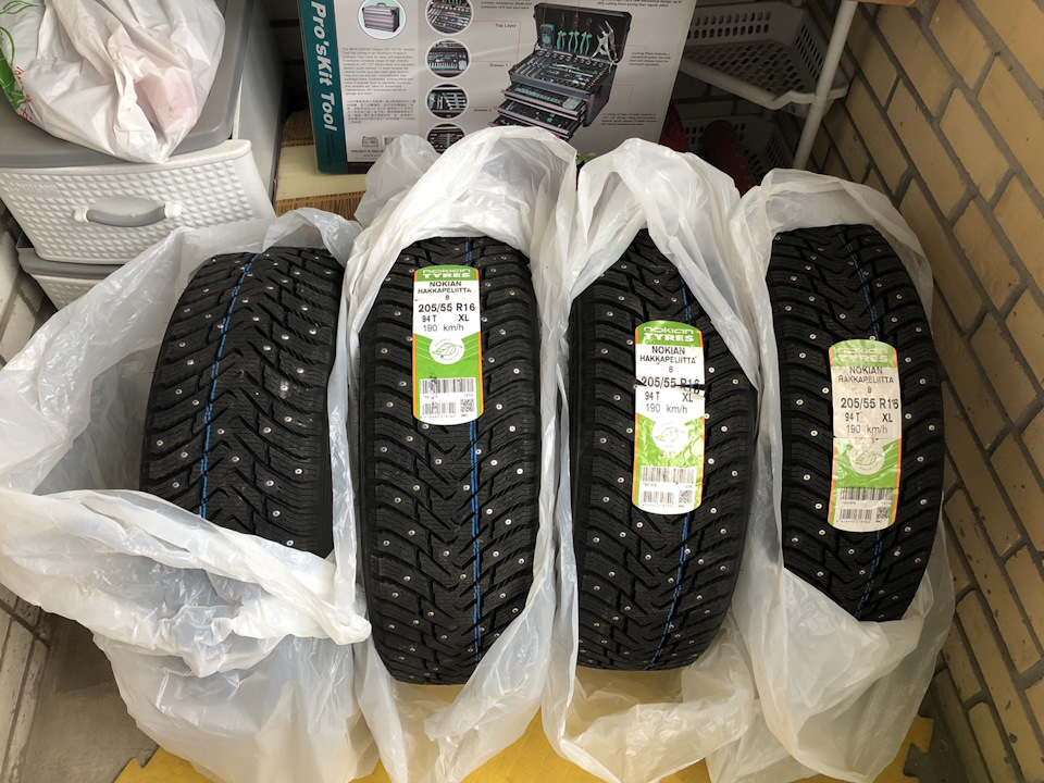 NOKIAN HAKKAPELIITTA 8 205/55 R16 — Honda Civic 4D (8G). Запчасти на фото: Nokian Tyres Hakkapeliitta 8 205/55R16