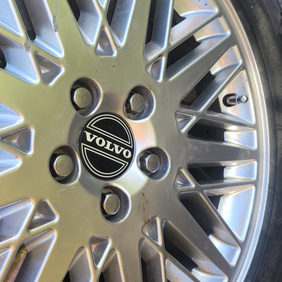 Колпачок на диске — Volvo XC70 III