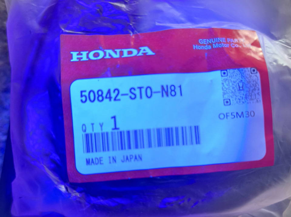 Этикетка под ультрафиолетом — Honda CR-V (RD1/RD2). Запчасти на фото: 50842ST0N81