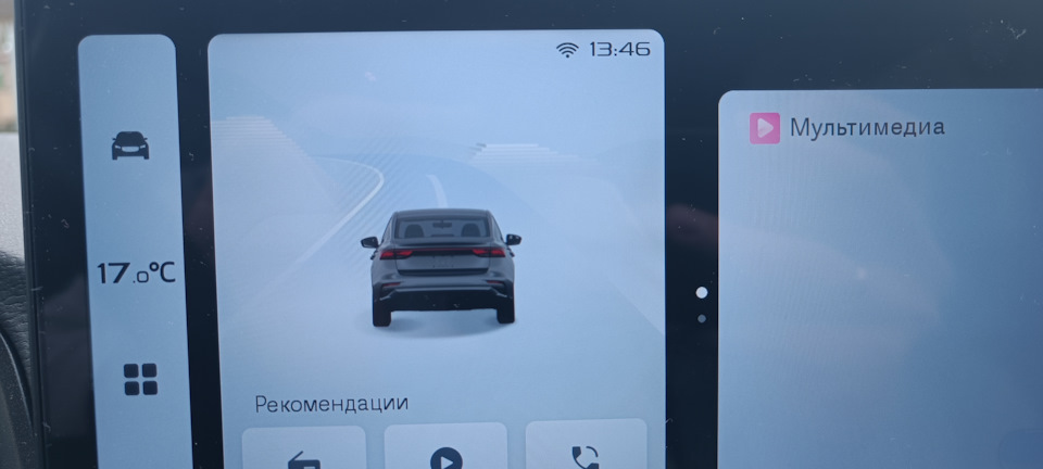 Вот он, красавец, возле часов — Geely Emgrand