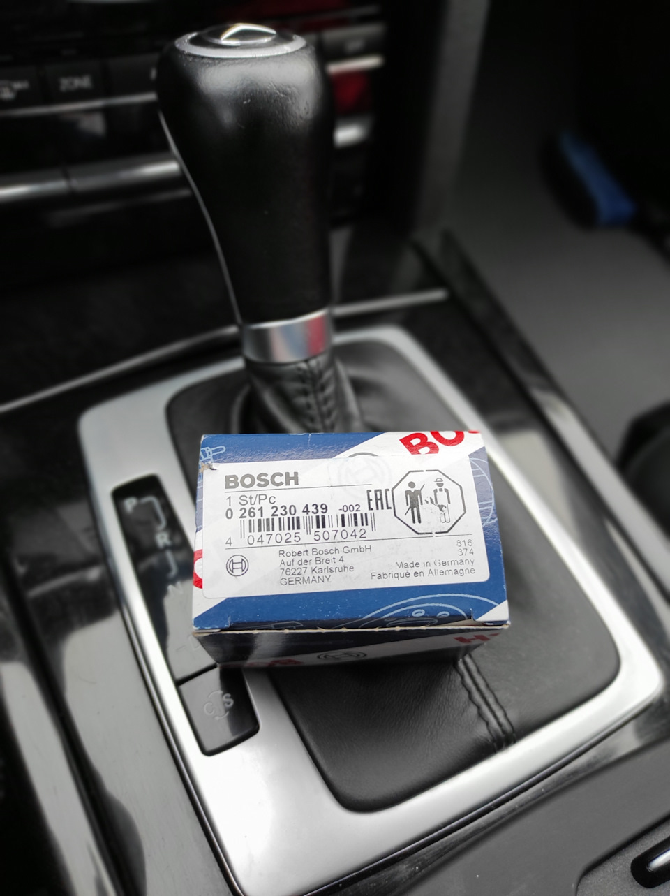 Bosch 0261230439 — Mercedes-Benz E-Class (W212). Запчасти на фото: 0261230439, 261230, 047025