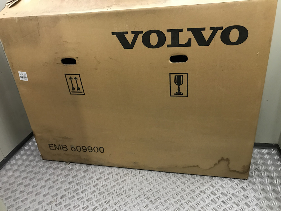 Хоть стекло и не маленькое, но коробка просто огромная — Volvo S40 (2G)