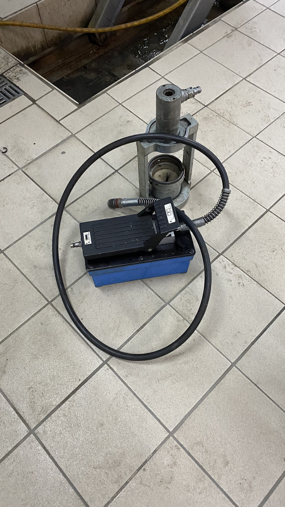Оригинальная приблуда у дилера — Volvo XC70 III
