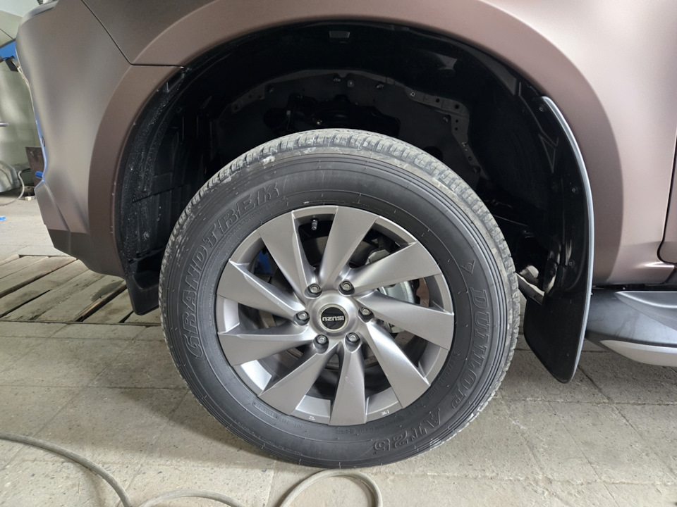 Штатные Dunlop Grandtrek AT25 265/60/R18 — Isuzu MU-X (2G). Запчасти на фото: Dunlop GrandTrek AT25 265/60R18