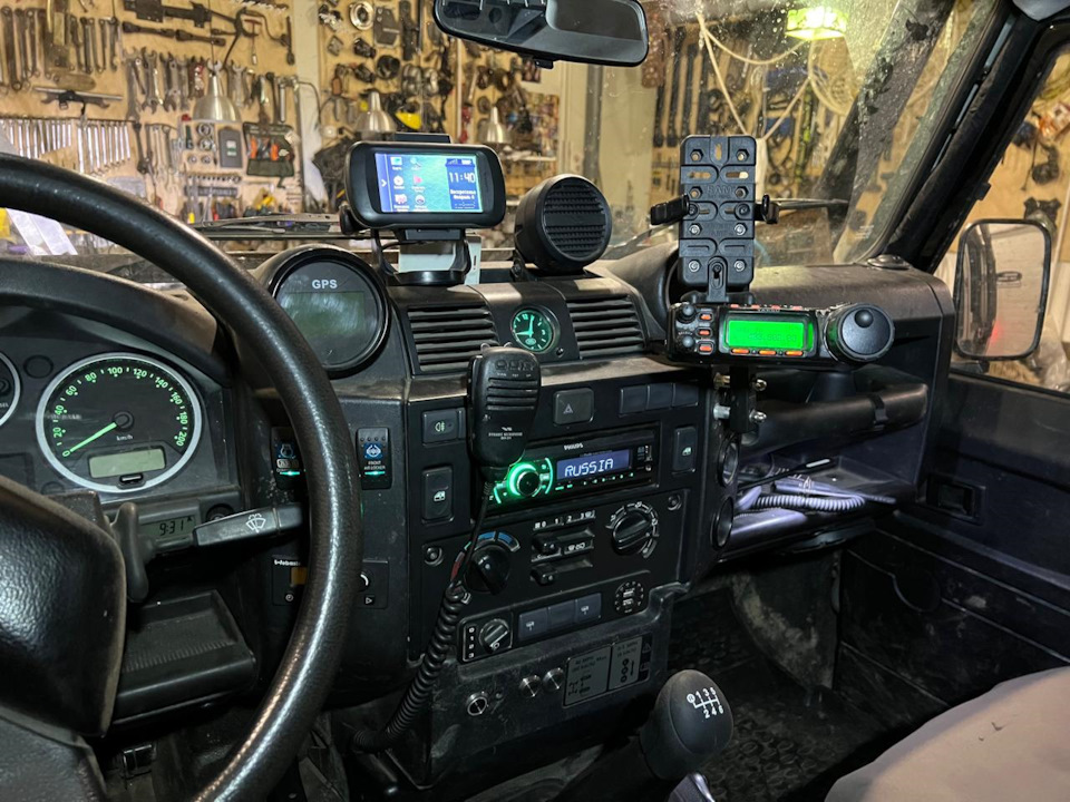 две кнопочки поселились где штатно жили подогревы сидений — Land Rover Defender (L315/L316)