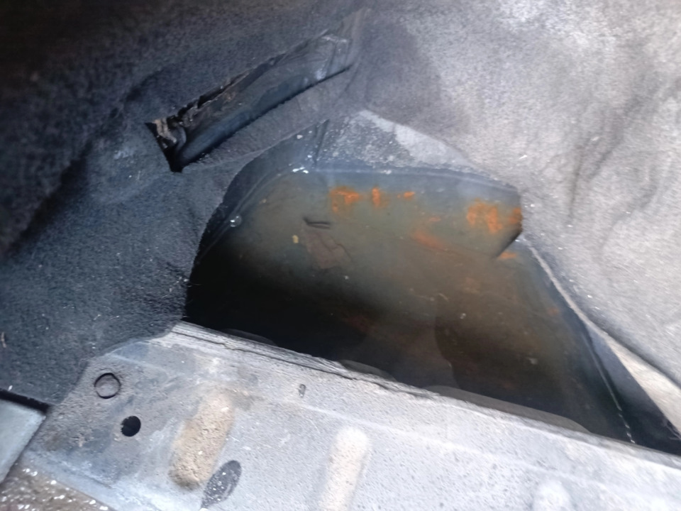 Карман весь наполнился водой, образовалось ржавчина. — Lada Приора хэтчбек