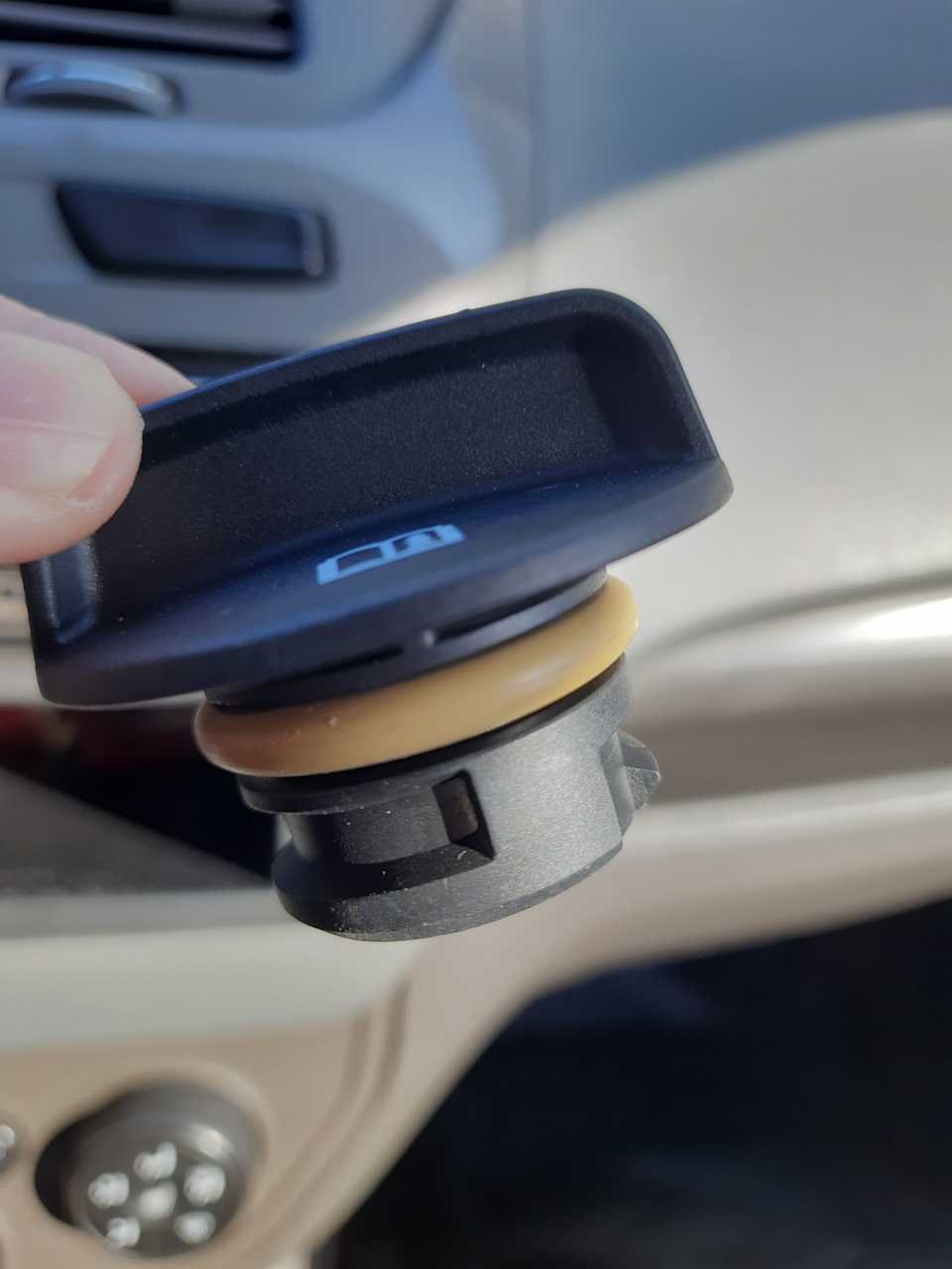 Резинка очень толстая, вставляется в горловины туго — Chevrolet Cobalt (2G)