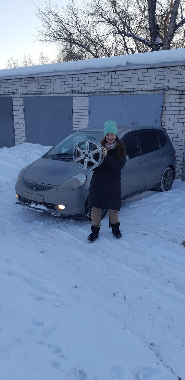 А вот и довольная обладательница красивых колёсиков — Honda Fit (1G)