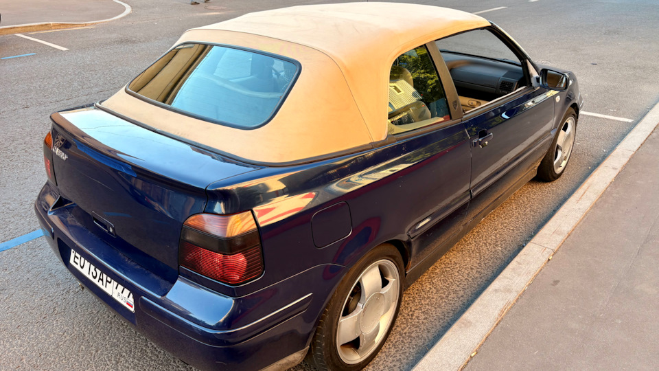 Volkswagen Golf Cabriolet бежевый тушканчик
