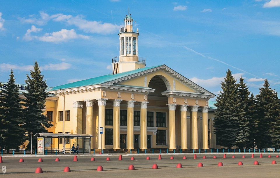 Аэропорт «Челябинск», он же «Баландино», 1954 г. Таких аэровокзалов в стране было несколько, осталось в живых только четыре. Здание аэровокзала было построено по проекту Московского института «Авиапроект». Главный архитектор – Макареня, главный инженер строительства – инженер-подполковник Багровников. Строительство аэровокзала с башенкой спецназначения осуществляло Особое строительное управление НКВД (МГБ) №501. Примечательно, что старое здание аэропорта «Челябинск» не признали памятником архитектуры. А местные чиновники заявили, что здание аэропорта не будет снесено как минимум в течение десяти лет. В пресс-службе Челябинского авиапредприятия подтвердили, что демонтаж старого здания по плану входит в третью очередь строительства нового аэропорта (2035 г.). Вот так у нас «сохраняется» архитектурное наследие страны. Фотография была взята из интернета. — Lexus LX (UZJ100)