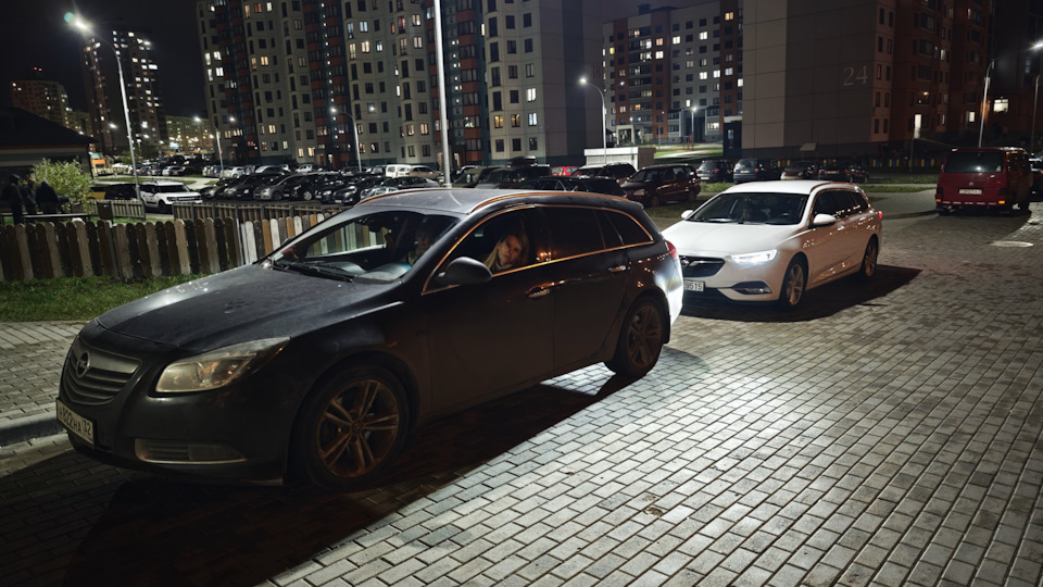 Opel Insignia Sports Tourer Белый трактор