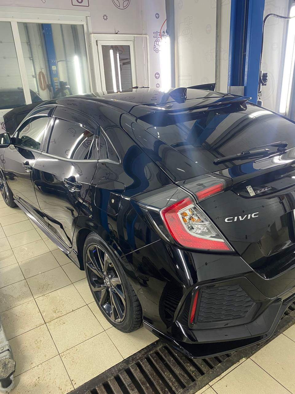 Никита зад — Honda Civic Hatchback (10G)