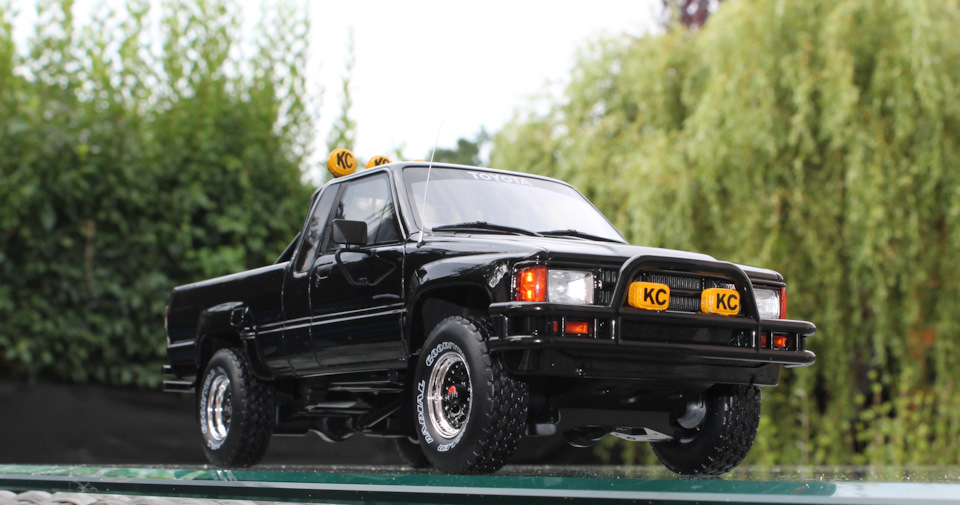 TOYOTA HILUX SR5 1985 Zurück in die Zukunft OTTOMOBILE 1:18