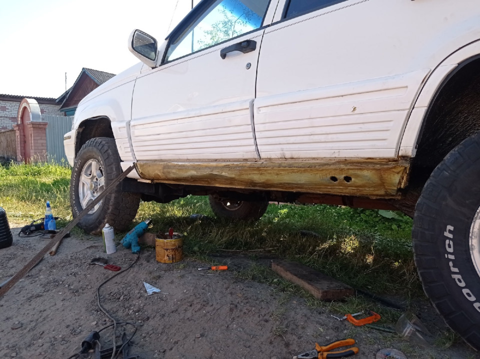 Поверху вторым слоем густо пушечным салом и возвращаю накладку на место. ОКОШКИ ДЛЯ ПРОВЕТРИВАНИЯ А НЕ ДЫРКИ! — Jeep Grand Cherokee (ZJ)