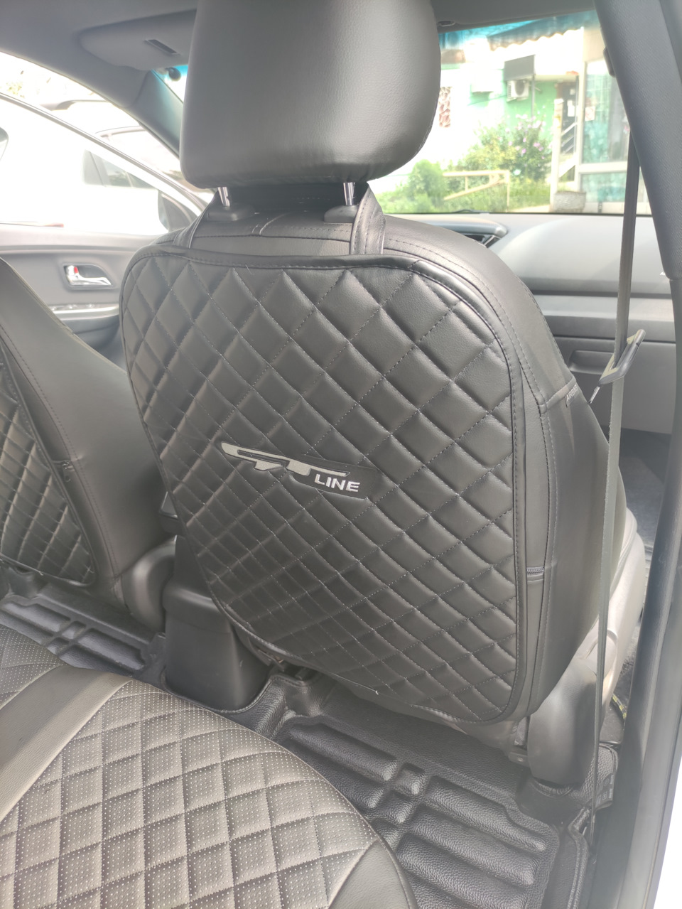 Крупный план — KIA Rio (3G)