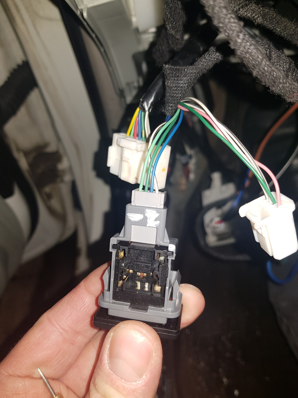 Второй слева тот что нужен — Toyota Prius (30)