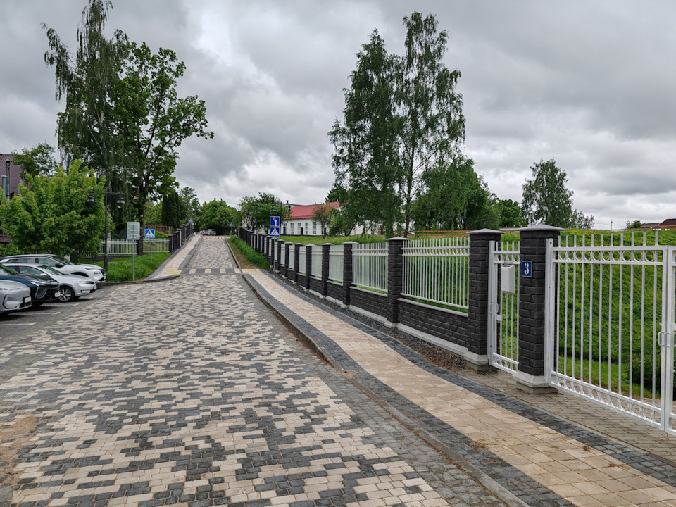 Вот такая красивая улочка от здания горисполкома к церкви, по улочки находятся жилые дома. — Lada Vesta SW (1G)