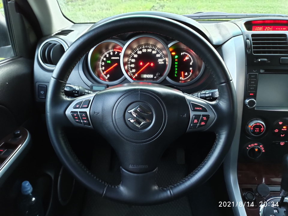 Это ещё со старой крышкой — видно вертикальную трещину выше значка Suzuki. — Suzuki Grand Vitara (2G)