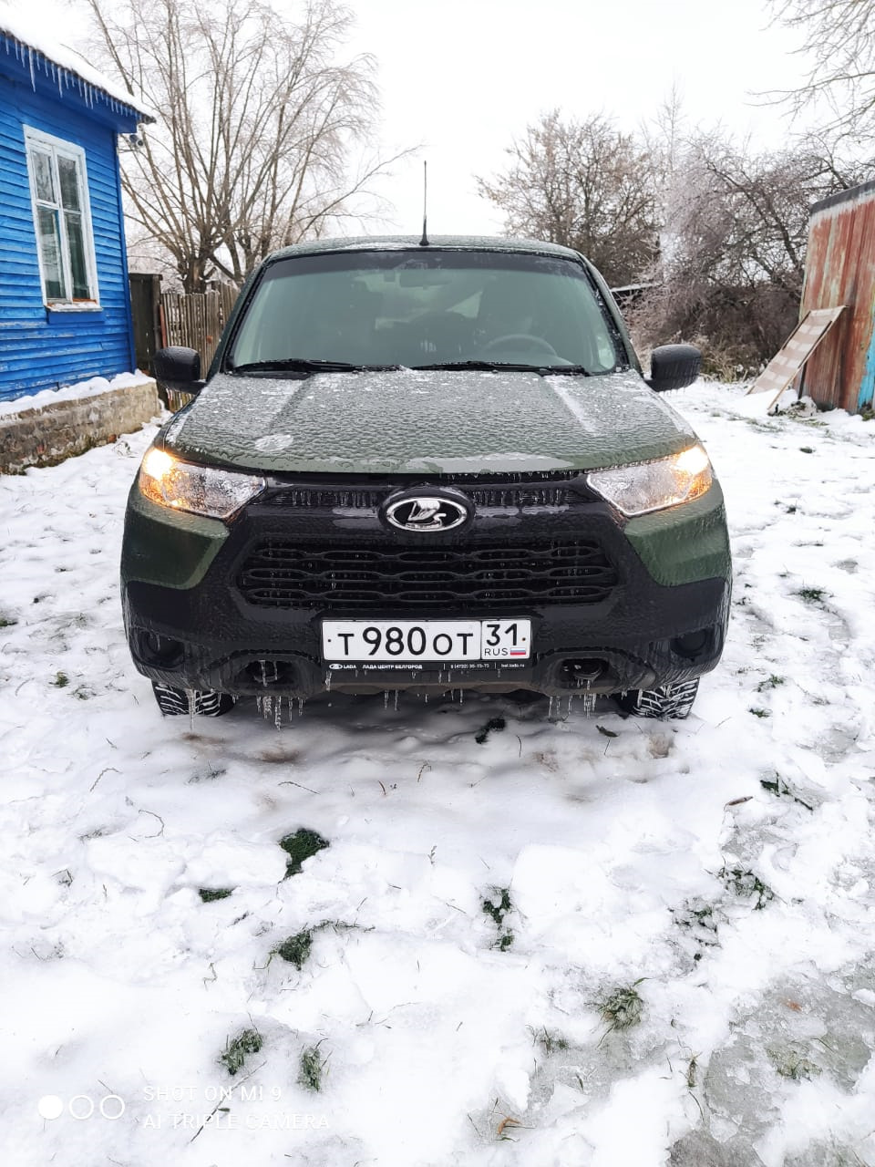 В деревне — Lada Niva Travel